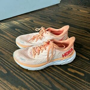 Hokas light orange/pink